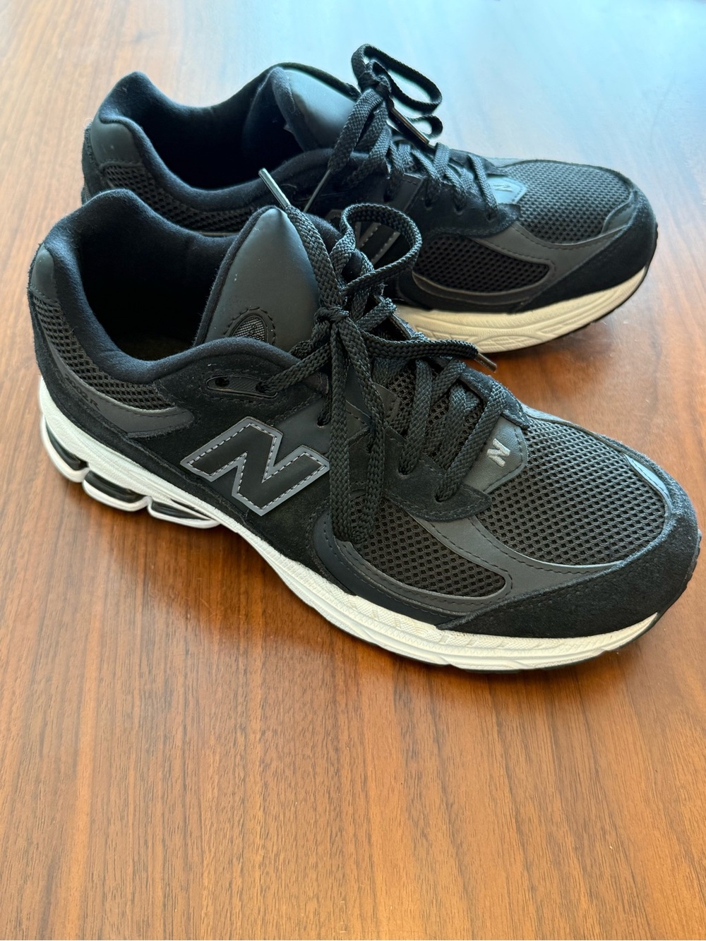 New Balance Black and White Men's (teen) Athletic Sneakers - Men’s Size 6